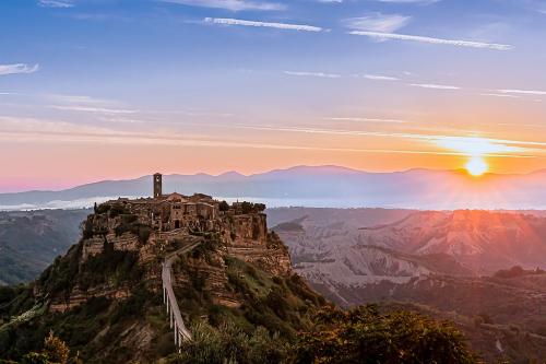 ARTALE-GIOVANNI-TEMA-A-UNA-NUOVA-ALBA-SU-CIVITA-DI-BAGNOREGGIO 21° CONCORSO FOTOGRAFICO UIF-INTERNET 2024