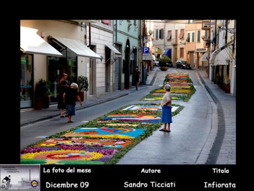 12-Foto-del-Mese-Dicembre-09-Autore-Sandro-Ticciati-Titolo-Infiorata Associazione Fotografica Fornacette (PI)