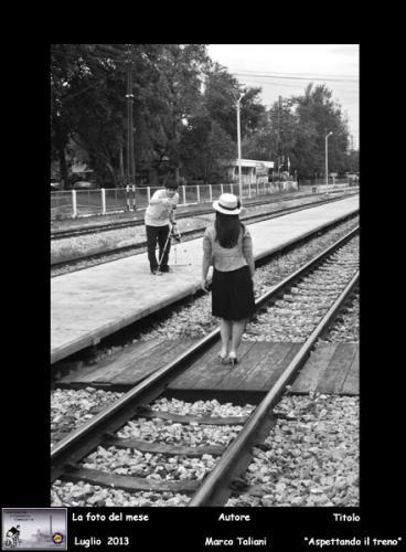 07-Foto-del-Mese-Luglio-2013-Autore-Marco-Taliani-Titolo-Aspettando-il-treno Associazione Fotografica Fornacette (PI)