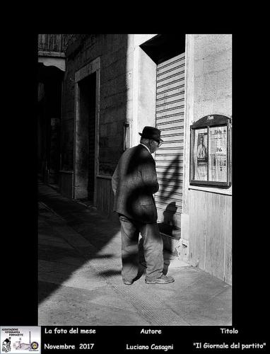 11-Foto-del-Mese-Novembre-2017-Autore-Luciano-Casagnii-Titolo-IL-GIORNALE-DEL-PARTITO Associazione Fotografica Fornacette (PI)