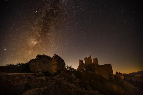 Maria-Antonietta-Guerra-Rocca-Calascio-sotto-un-manto-di-stelle Collettiva soci UIF Abruzzo La Genziana