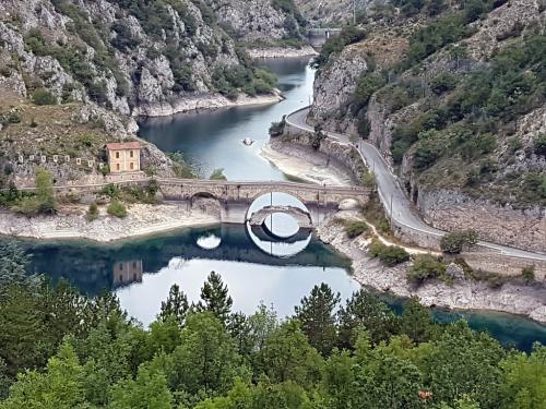 Maria-Di-Gregorio-Eremo-San-Domenico-Valle-del-Sagittario Collettiva soci UIF Abruzzo La Genziana