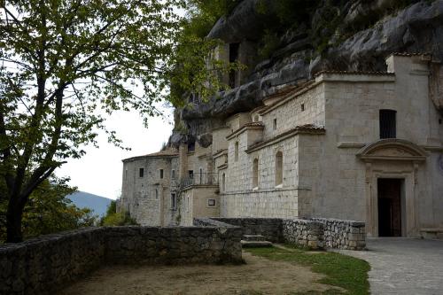 Maria-Grazia-Basti-Eremo-Santo-Spirito Collettiva soci UIF Abruzzo La Genziana