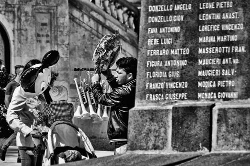 DINATALE-ROSARIO-UN-PALLONCINO-TRA-GLI-EROI Circolo Fotografico Immagine Monreale (PA)