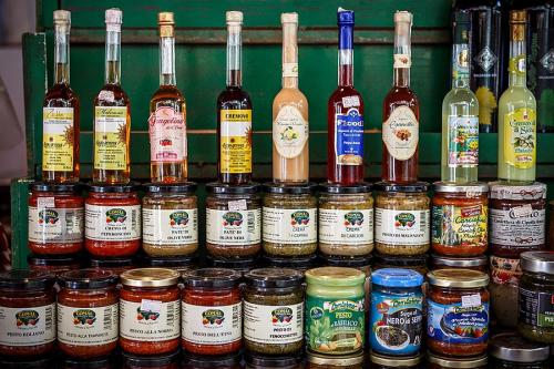 COLLURA-MARIO-Il-bancone-ben-ordinato-Mercato-del-Capo Circolo Fotografico Immagine Monreale (PA)