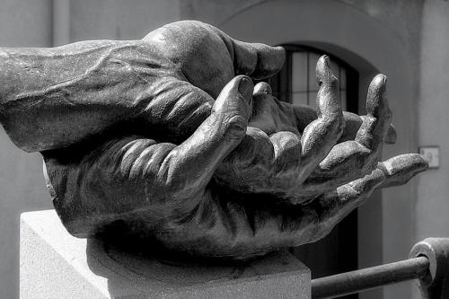 ANTONINO-GIORDANO-IL-GRANDE-ABBRACCIO-TRA-IL-PADRE-ED-IL-FIGLIO-2 Circolo Fotografico Immagine Monreale (PA)