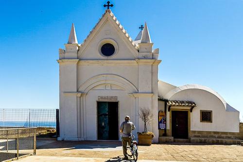 AMEDEO-BONELLI-DAVANTI-AD-UNA-CHIESA Circolo Fotografico Immagine Monreale (PA)
