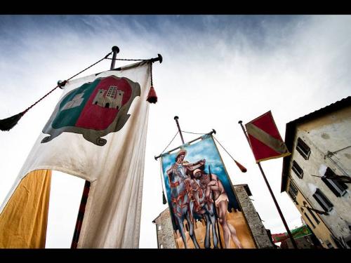 2013-giugno-edizione-notturna-giostra-del-Saracino-vessilli-del-quartire-di-porta-crucifera- Mostra Collettiva "Frammenti di Toscana"