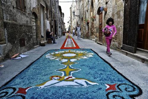 Infiorata-Corpus-Domini-Pitigliano04 Mostra Collettiva "Frammenti di Toscana"