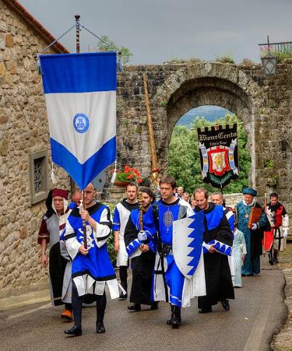 foto-02-corteo-dei-figuranti-per-le-strade-del-paese Mostra Collettiva "Frammenti di Toscana"
