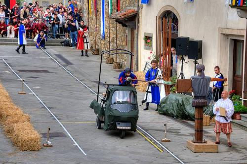 foto-04-il-cavaliere-di-altro-Rione-contro-il-buratto Mostra Collettiva "Frammenti di Toscana"
