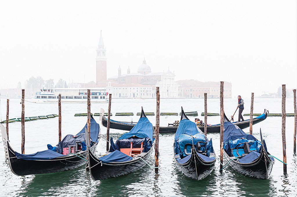10-VENEZIA-GONDOLE-TRA-LA-NEBBIA-7321 Giovanni Artale