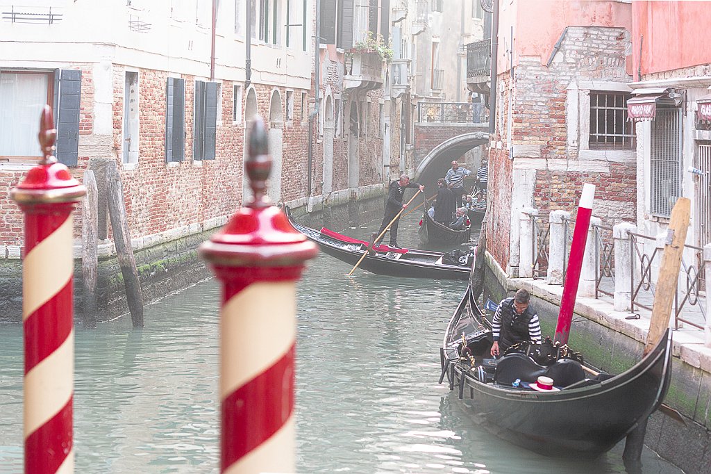 24-VENEZIA-NEBBIA-TRA-I-CANALI-E-LE-GONDOLE Giovanni Artale