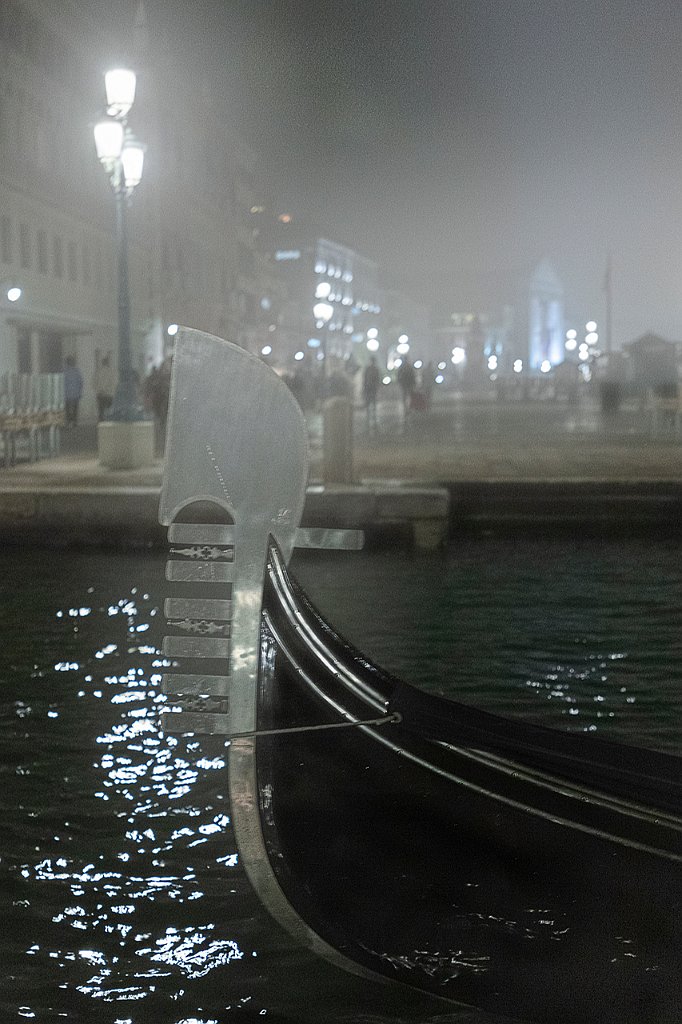 25-VENEZIA-LA-SERA-E-LA-NEBBIA-SULLA-GONDOLA-A-RIPOSO Giovanni Artale
