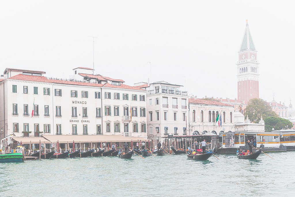 6-GONDOLE-E-CLIENTI-TRA-LA-NEBBIA-DEL-GRAN-CANAL Giovanni Artale