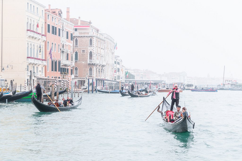 7-IN-GONDOLA-TRA-LA-NEBBIA-DEL-CANAL-GRANDE Giovanni Artale