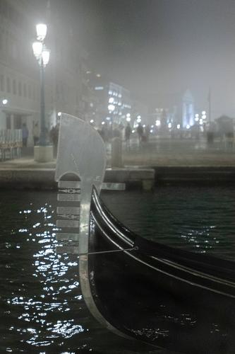 25-VENEZIA-LA-SERA-E-LA-NEBBIA-SULLA-GONDOLA-A-RIPOSO Giovanni Artale