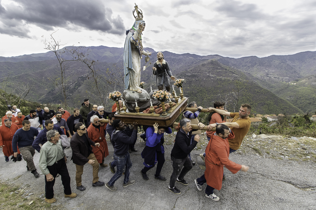Triora-processione-al-monte-17 Massimo Sambuco