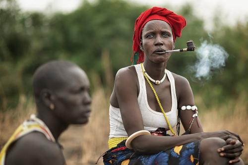 Mundari-smockin-woman-di-Maurizio-Trifilis-Migliore-Autore-Concorso 5° CONCORSO FOTOGRAFICO CITTA' DI SAN GIOVANNI IN FIORE