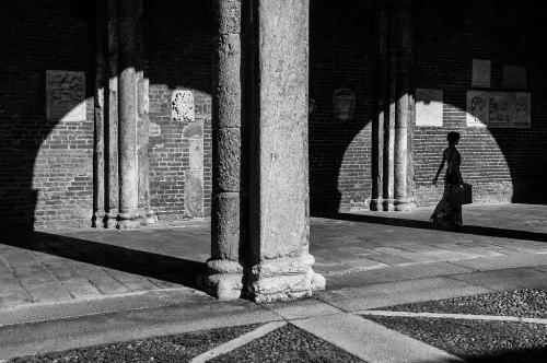 Sfuggente-di-Gianfranco-Salsi-1°-Premio-Tema-Street 5° CONCORSO FOTOGRAFICO CITTA' DI SAN GIOVANNI IN FIORE