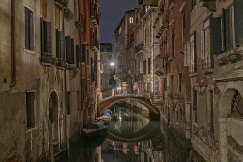 DEL-GHIANDA-GIULIA-PASSEGGIATA-NOTTURNA-A-VENEZIA 20° CONCORSO FOTOGRAFICO UIF-INTERNET 2023